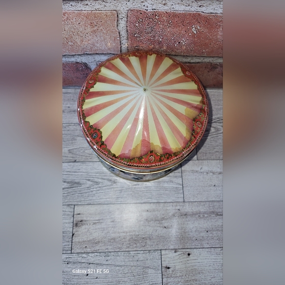 CHURCHILLS OF LONDON CAROUSEL TIN (empty) - Picture 2 of 9